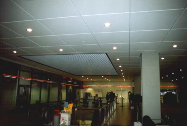  60 x 60 Doorzak plafond met witte plafond panelen en verlichting.